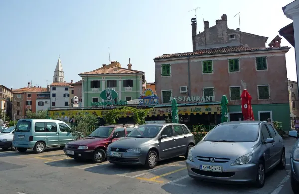 Modre cone po novem veljajo na vseh obrobnih in nekaterih 
drugih parkiriščih v mestu. Izjema so le parkirišče na Lonki, 
Velikem trgu (na fotografiji) in parkirišče za pošto.