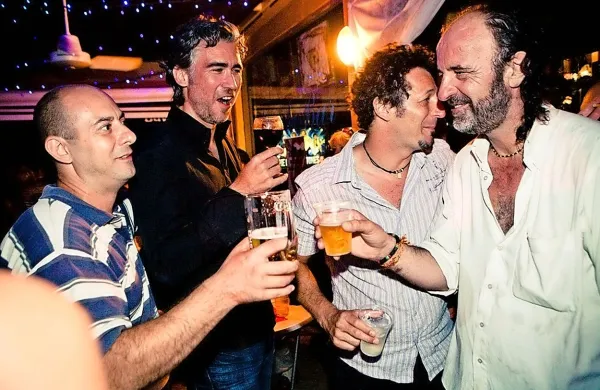 Dragan Sojič (skrajno desno), ustanovitelj lokala Kanela bar,  
v družbi prijateljev.
