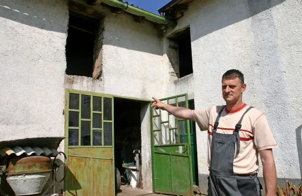 Damjan Šiškovič je z vedri pljusknil  vodo na vrata  senika, kjer je nekdo 
podtaknil požar.