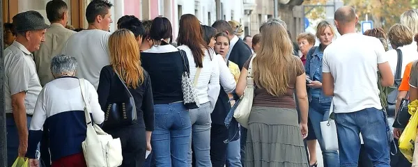 Generacijam, ki imajo pred seboj še veliko let do upokojitve, 
danes ni lahko.