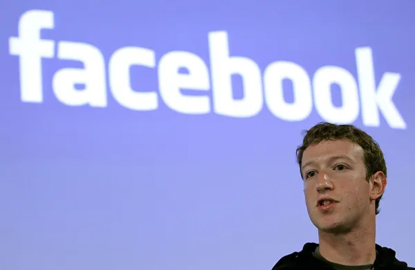 Ustanovitelj Facebooka milijarder Mark Zuckerberg je pokupil štiri sosednje hiše okrog svojega doma v predmestju 
kalifornijskega Palo Alta, ki jih namerava podpreti in zgraditi 
manjše objekte.