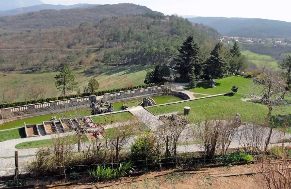 Vrtni park v Štanjelu oziroma Ferrarijev vrt, drevesni park ob 
stari vili Ema sredi Sežane in  park ob sežanski graščini niso 
več zavarovani, je včeraj sklenila vlada na  pobudo  zavoda za 
varstvo narave.