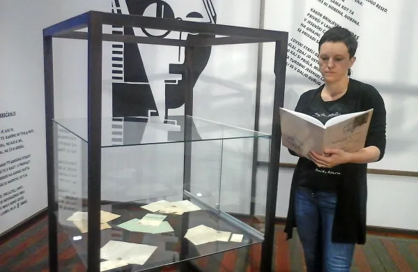 Mateja Kralj, avtorica razstave Napisal sem ti mnogo, vsega 
ne, ki jo bodo v Kosovelovi spominski sobi odprli nocoj. 