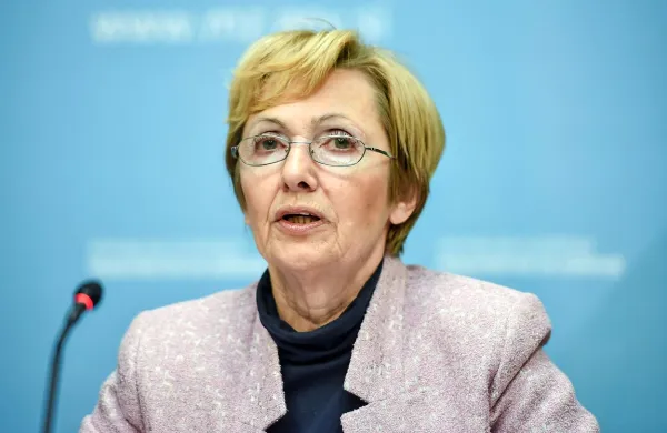 Ministrica za zdravje Milojka Kolar Celarc je po poročanju 
medijev o domnevno spornih operacijah Janeza Zimmermanna Okrožnemu državnemu tožilstvu v Ljubljani naznanila 
kaznivo dejanje malomarnega zdravljenja in opravljanja zdravilske dejavnosti.