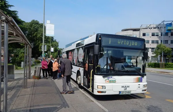 Mestni promet naj bi že posodobili, a bo še kar precej časa  vozil po starem. 
