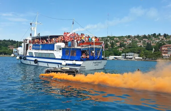 Bodoči pomorci so skakali v morje, minister pa ne