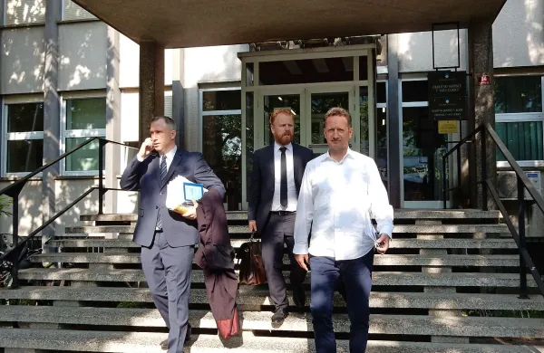 Popovič ter odvetnika Uroš Čop in Luka Zajc (z desne) so 
novogoriško sodišče zapustili hitreje, kot so pričakovali. 