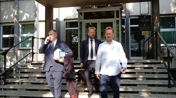 Popovič ter odvetnika Uroš Čop in Luka Zajc (z desne) so 
novogoriško sodišče zapustili hitreje, kot so pričakovali. 