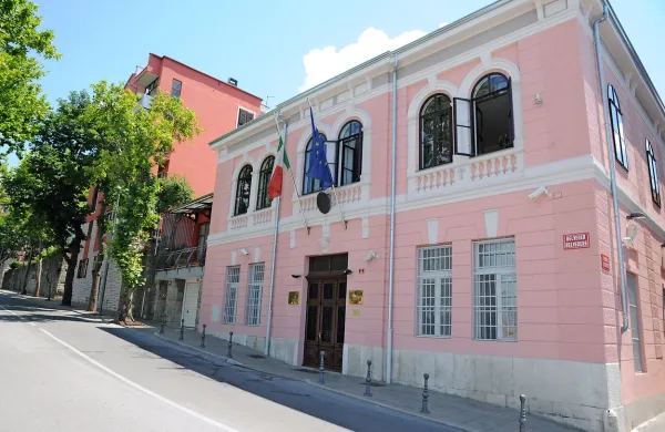 V palači Vianello že več desetletij domuje italijansko veleposlaništvo.