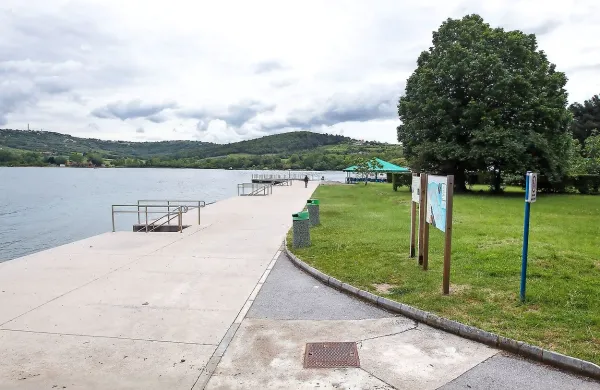 Dostop do morja na takoimenovani policijski plaži na Debelem rtiču je lepo urejen. 