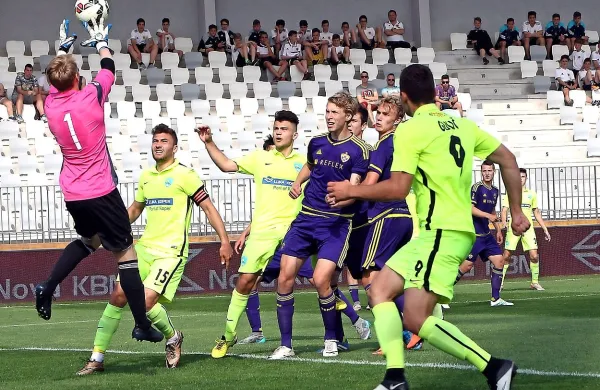 Koprčani v napadu, s št. 15   Haris Dedić (tudi v članski ekipi) 
in št. 9 prvi strelec sezone Mark Gulič.