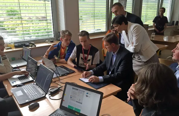 Na dnevih socialnih inovacij  so se dijaki podjetniškega krožka srečali tudi s slovenskim 
premierjem Mirom Cerarjem. 