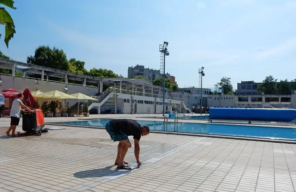 V teh dneh delavci urejajo še zadnje podrobnosti pred 
odprtjem. 