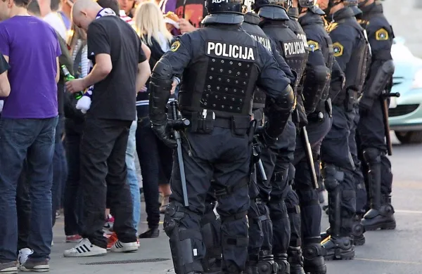  Policisti so na pokalni tekmi v Kopru ukrepali proti navijačem 
iz Maribora. 