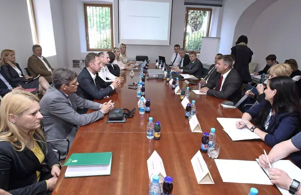 Prvič doslej so za mizo sedeli predstavniki ministrstva, Darsa in vsi istrski župani.  