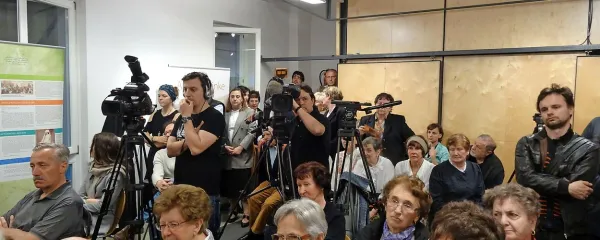 V občinstvu, ki je napolnilo prireditveno dvorano, so ob 
štajerskih Slovencih, lokalnemu večinskemu prebivalstvu in 
obiskovalcih z Goriške, sedeli v Avstriji živeči tujci, sodobni 
migranti.