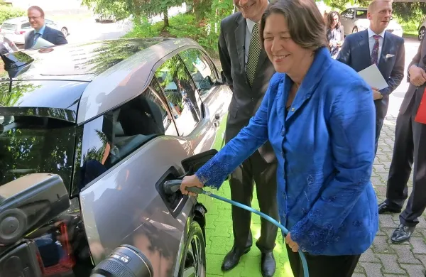 Evropska komisarka Violeta Bulc je bila prva uporabnica 
električnih postaj.
