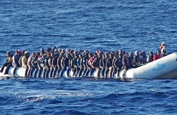 Migranti se čez Sredozemsko morje podajajo v prenatrpanih 
plovilih. 