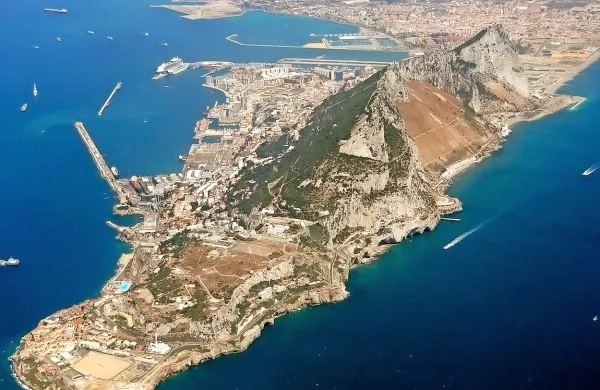  Gibraltar, britansko čezmorsko ozemlje na jugu Pirenejskega 
polotoka, bi se lahko priključil Španiji, če se bodo Britanci na 
referendumu odločili za izstop iz Evropske unije.