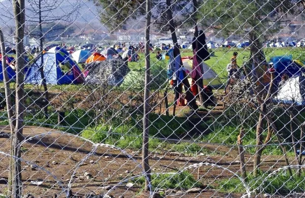 Potem ko so spraznili migrantski center v grškem Idomeniju 
(na fotografiji)  na meji z Makedonijo ter preselili več tisoč 
migrantov in beguncev, so na severu Grčije zrasla številna 
manjša nezakonita taborišča. 