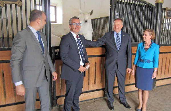 V Kobilarni Lipica se je novinarjem predstavila nova vršilka 
dolžnosti direktorja Lorela Dobrinja, spremljala sta jo  gospodarski minister Zdravko Počivalšek in primorski poslanec 
SMC  Marko Ferluga (drugi in tretji z desne).  