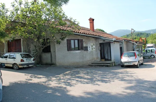 Stavba, ki jo zapušča podjetje Vodovodi in kanalizacija,  bi bila 
lahko dragocena za vinogradnike, se strinjajo v Dornberku in 
v Novi Gorici. Razlikujejo se le v pogledu na to, kako do 
nje.  