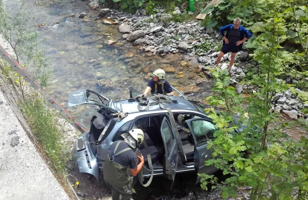 Voznik je včeraj dopoldne z avtom padel v strugo reke Bače 
in se huje poškodoval. S policijskim helikopterjem so ga 
odpeljali na zdravljenje v ljubljanski klinični center.  