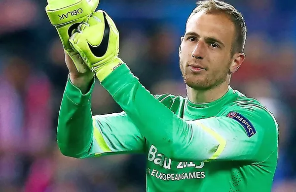 Slovenski reprezentančni vratar Jan Oblak je bil izbran v 
najboljšo ekipo nogometne lige prvakov, je objavila Evropska 
nogometna zveza (Uefa).