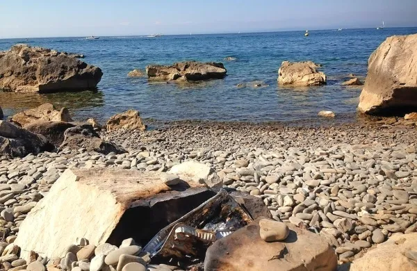 Na obali Mesečevega zaliva so vidni ostanki zabav, čeprav je kurjenje tam prepovedano. 