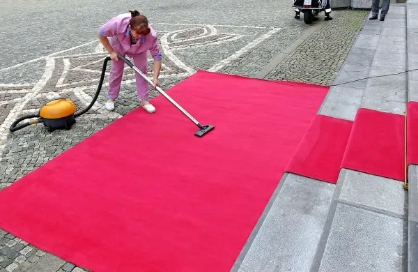 V državni upravi in občinskih upravah, bolnišnicah, na  fakultetah, v šolah in, seveda, tudi v 
paradržavnih in zasebnih podjetjih ... Skoraj povsod umazanijo čistijo  čistilni servisi. Slika je 
simbolna.