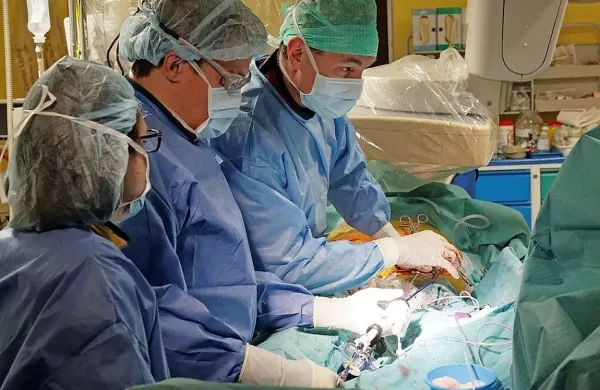 300. implantacijo perkutane aortne zaklopke skozi stegenjsko arterijo so opravili (z leve):  Gabi Duvnjak, dipl. ms., 
Simon Terseglav, dr. med. in vodja programa TAVI  prof. dr. 
Matjaž Bunc