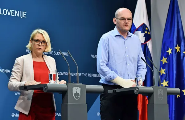 Po predlogu družinskega zakonika, ki sta ga  predstavila 
ministrica za delo Anja Kopač Mrak in minister za pravosodje 
Goran Klemenčič, bodo o začasnih odredbah in trajnejših 
ukrepih odločala sodišča.