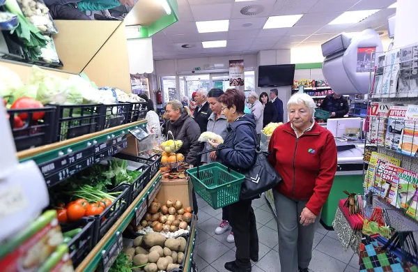 Maja je bila deflacija na letni ravni 0,4-odstotna. Blago se je v 
enem letu pocenilo za 1,4 odstotka, storitve pa so se 
podražile za 1,9 odstotka. 