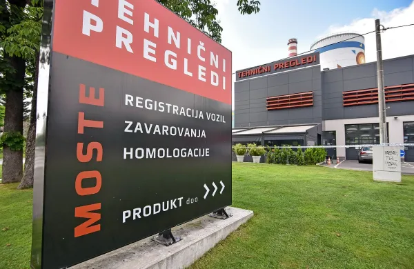 Policisti so včeraj s trakovi omejili dostop do stavbe na 
Toplarniški ulici v Mostah, kjer opravljajo tehnične preglede 
vozil. 