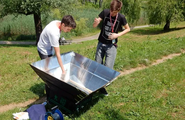 Šolarji so raziskovali uporabnost sončne energije.