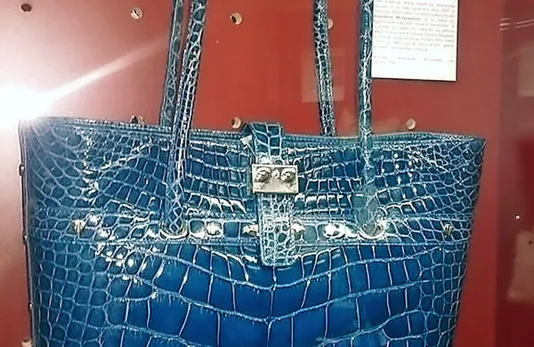 Torbica iz modrega prešanega in lakiranega usnja iz kolekcije 
Black Label by Alexander McQueen, v okvirni vrednosti med 
500 in 600 evrov.