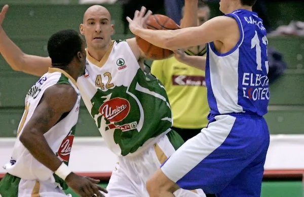 Trener ekipe bo nekdanji košarkar Marko Maravič (št. 42).