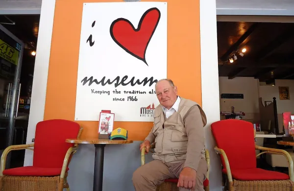 Pino Božič pred lokalom, ki ga je odprl pred 50. leti. 