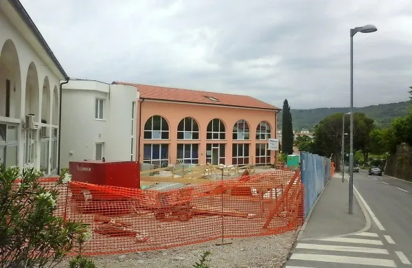 Stečajni upravitelj je zbiral ponudbe za sredinski objekt, na 
desnem (marelične barve) podjetje Magda Bohinj že oglašuje 
prodajo. Na dvorišču    še gradijo  dvoetažno podzemno garažo.  