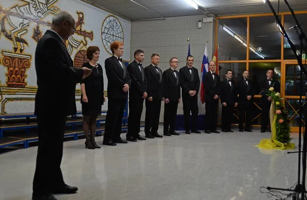 Idrijski oktet, s sicer devetimi pevci, je praznoval   20-letnico 
prepevanja. 