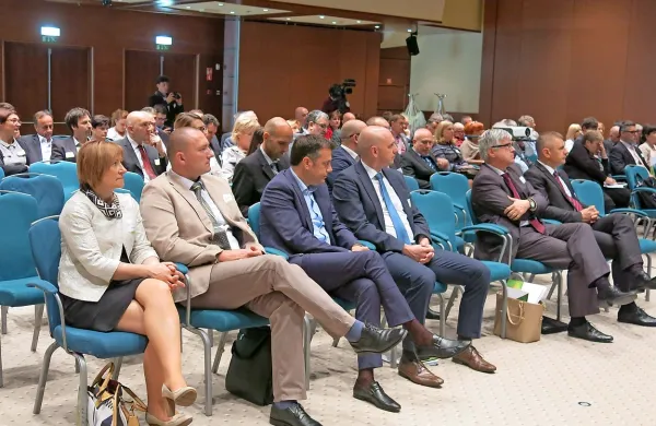 Na vrhu kmetijskih in živilskih podjetij v Novi Gorici so 
opozorili na vse večji razkorak med cenami hrane za kupce in 
dobavitelje. 