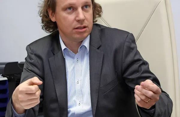 Kristjan Mugerli: “Povezovanje je zagotovo 
pozitivno, sicer pa bo čas pokazal in zaposleni 
bodo pokazali, kaj se bo iz tega razvilo. Obe družbi 
skupaj ustvarita več kot 150 milijonov evrov 
prometa, tako da bo združeno podjetje največji 
gradbinec pri nas.”