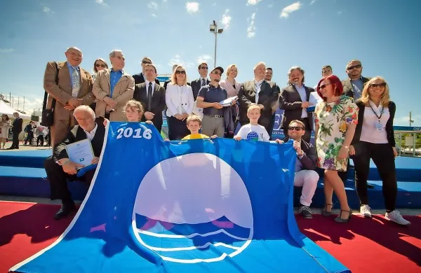 Ob morju bo plapolalo 14 modrih zastav