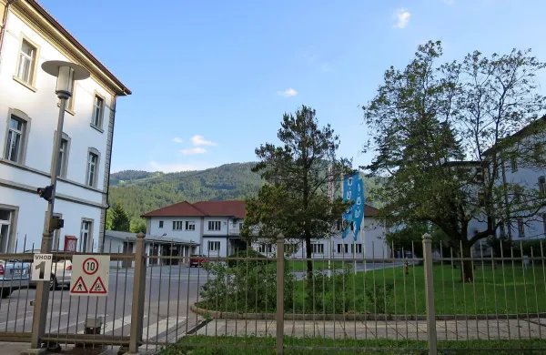 Kompleks stare Ete te dni spominja na mesto duhov, 
kilometer stran pa je v novi Eti gneča.