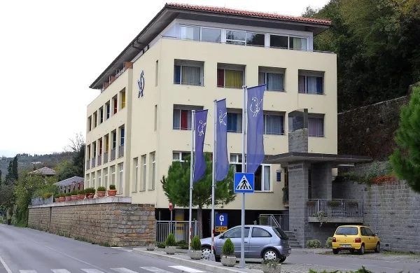 Hotel Oleander v Strunjanu, ki je bil v lasti Premogovnika 
Velenje, je za 1,28 milijona evrov kupilo izolsko podjetje 
Oleander Resort v lasti Iztoka Krumpaka.