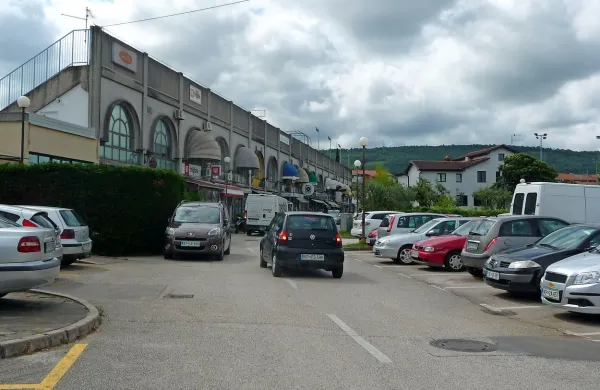 Modre parkirne bokse bodo, denimo,  zarisali ob stadionu. 