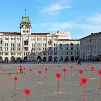 Organizatorji bodo osrednji tržaški trg ponovno okrasili  z 
rdečimi vetrnicami. 