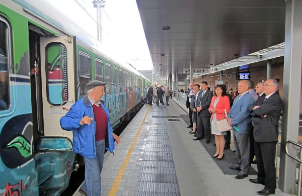 Včeraj je v Divačo  iz Pazina pripeljal posebni vlak s 150 
potniki - predstavniki istrskih oblasti in železnice, ki so skupaj 
z Divačani obeležili 140 let od izgradnje Istrske proge med 
Divačo in Puljem. 