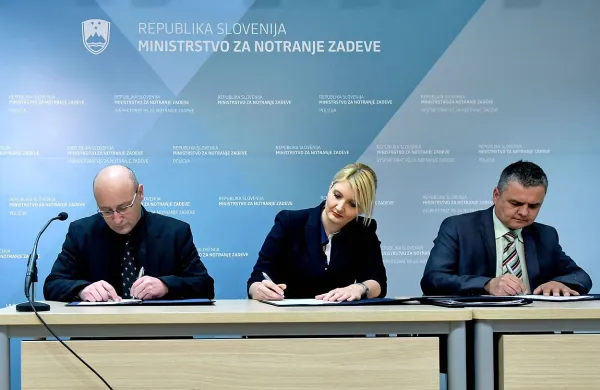 Vlada in oba policijska sindikata sta podpisala sporazum, s 
katerim so prekinjene vse stavkovne aktivnosti v policiji.
