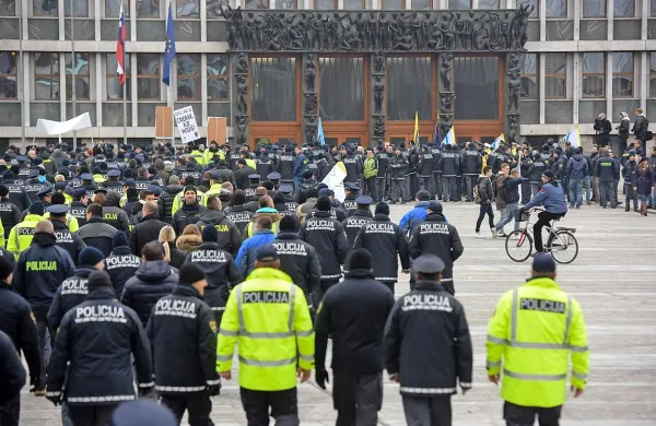 Vlada je danes prižgala zeleno luč za podpis stavkovnega 
sporazuma s policijskima sindikatoma.